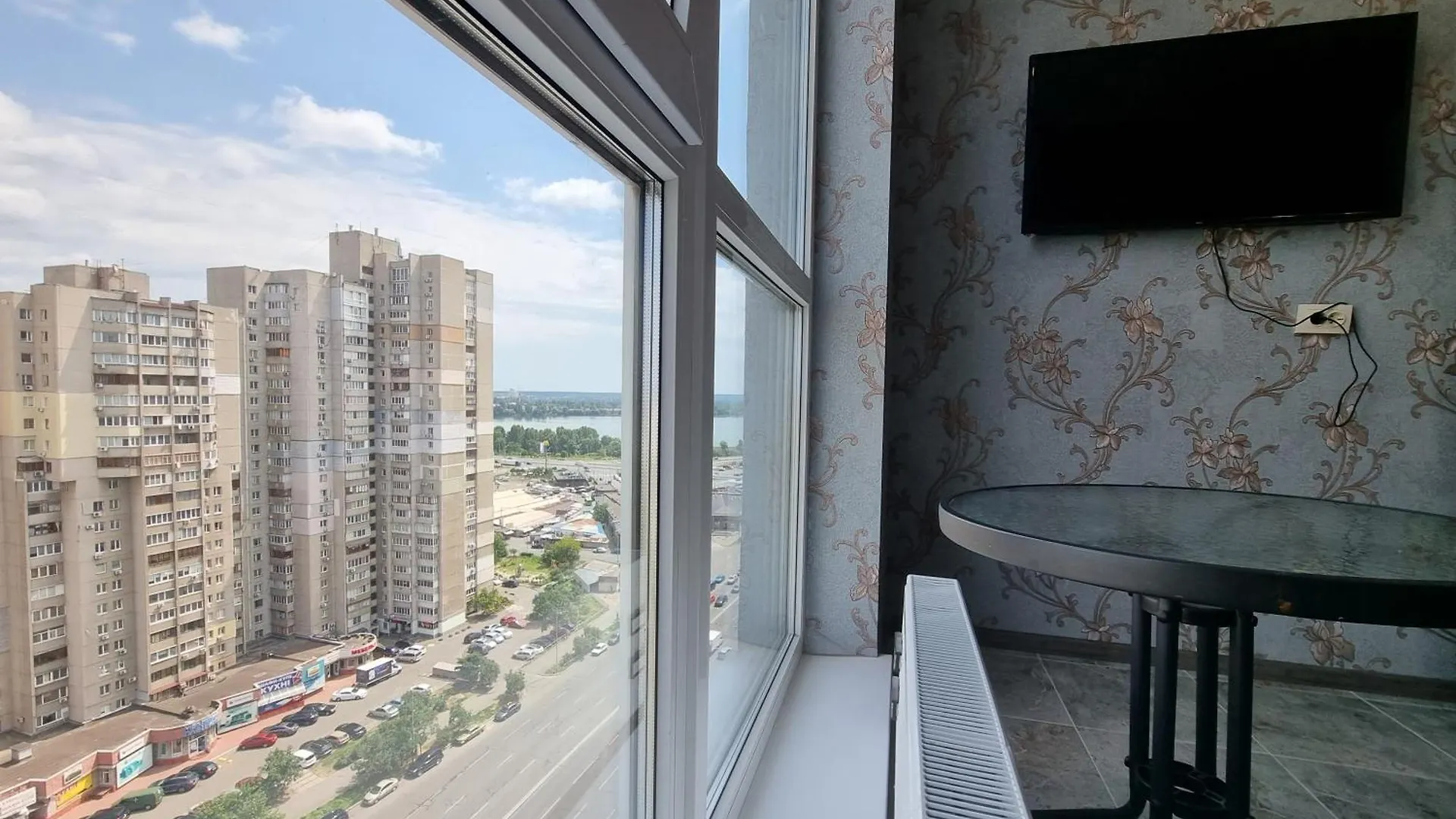 Панорамний Краєвид, Поруч З Метро Kiev Apartamento